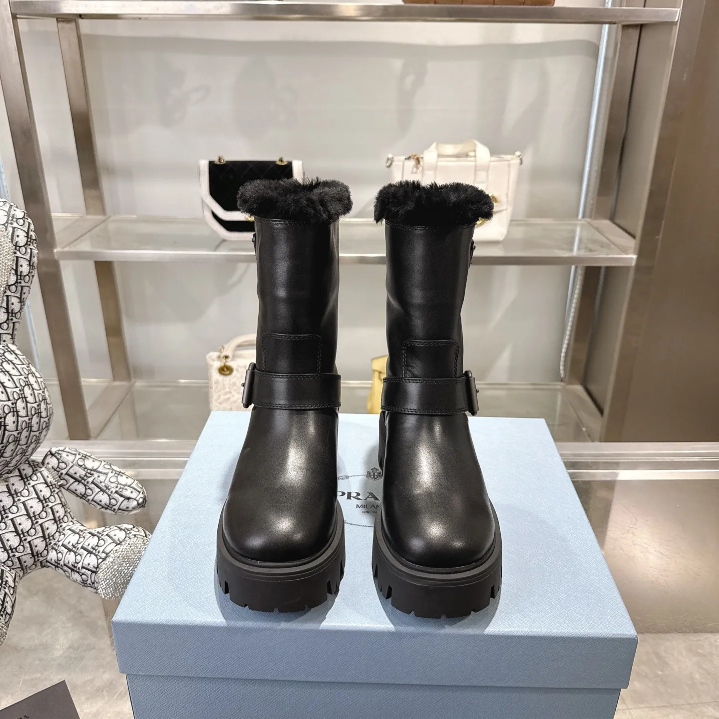 👟👟Ex-factory price 700👟👟 🔥Heavyweight🔥4050 Prada/PRADA autumn and winter snow boots counter new thick-soled anti-ski boots warm wool short boots, the same style as PRADA autumn and winter T-stage catwalk catwalk celebrity stars, original 1:1 replica, high-quality quality! The top version is comfortable on the feet and makes you look slimmer, elegant and intellectual! It is a rare pair of comfortable and warm casual snow boots! ❶Fabric: High mercerized cow suede/first layer cowhide ❷Lining: %100 pure wool imported from Australia ❸Feet: %100 pure wool imported from Australia ❹Outsole: Original TPU foam bottom Four-color women's sizes: 36–42. Complete packaging, with certified pure cotton bag after-sales service card.